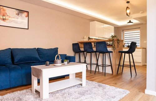 Detached 2 Bedroom House - 10 minute's walk to Town Centre - Free Parking, Fast Wifi and Smart TVs by Tejza Property - Photo 1