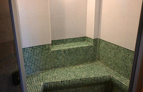 Tranquil Infinity Pool Getaway (private jacuzzi and steam bath, pool, garden, sea and city views) - Foto 28