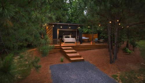Luxury tiny house with hot tub and private deck! - Foto 3