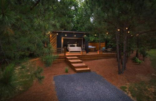 Luxury tiny house with hot tub and private deck! - Foto 3