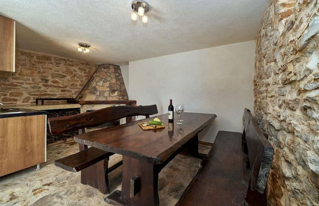 Elegant Stone House With Jacuzzi, Terrace, and Private Yard in Solta - Foto 15