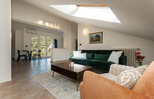 Kejani attic apt Scenic Views, Lux bath, Fast Wi-fi - Foto 3