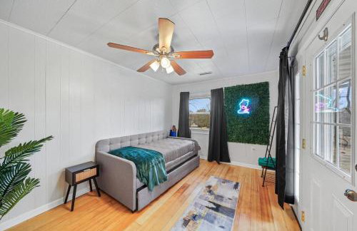 Comfort, Fun, & Charming - 5BR Oasis with Pool - Foto 11