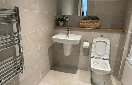 Penthouse height Flat, City View Balcony, Quiet, Free Wifi, Gym & More Minimalistic Home - Foto 7