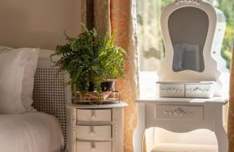 Downwood Vineyard Manor House in Idyllic Countryside - Photo 35