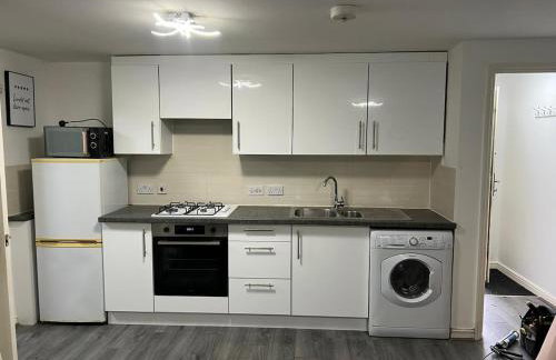 2 Bed Apt with free parking on driveway and free Wi-Fi - Photo 3