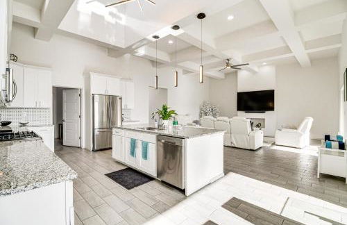 Poolside and Hot Tub Lounging Luxe Rio Rancho Home - Foto 9