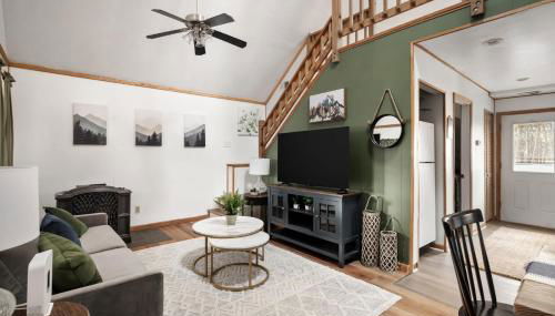 Cozy cabin w hot tub, fire pit & pet-friendly - Foto 4