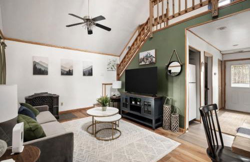 Cozy cabin w hot tub, fire pit & pet-friendly - Foto 4