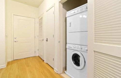 Comfort & Convenience in Trendy Crystal City Loft - Photo 16