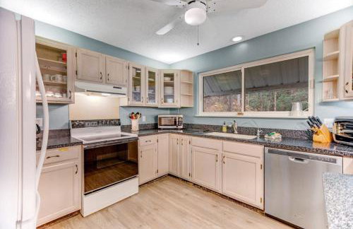 2 Bed 2 Bath Vacation home in Whittier I - Photo 6