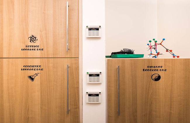 School Apartment by metro stop Vyšehrad - Foto 26