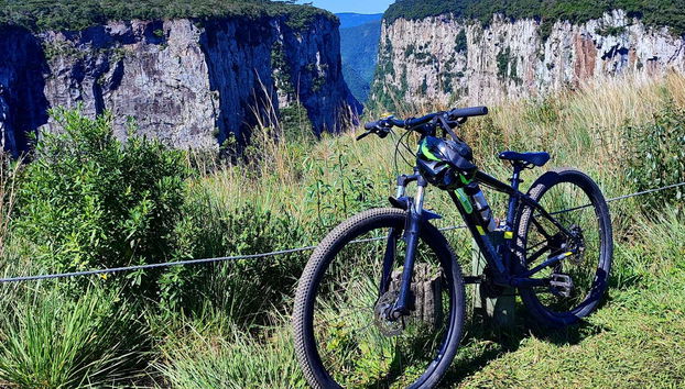 Una bici con il canyon di Fortaleza sullo sfondo