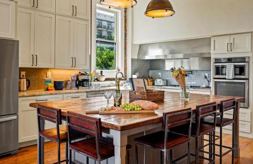 Modern 3BR Condo Walk to Downtown and UT with Parking - Foto 20