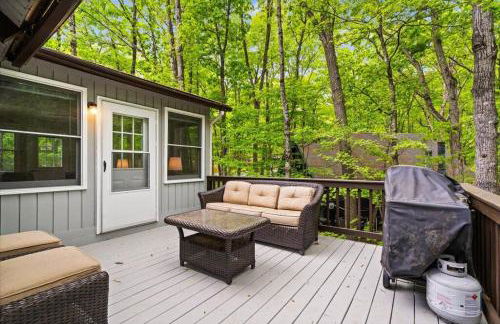 The Gingerbread House - 4 BR chalet, Sunroom, Deck, sleeps 10, modern amenities - Foto 15