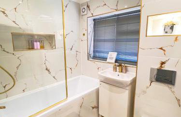 Luxe Smart Home - Basildon Serviced Accommodation - 7 Mins Walk To Basildon Town Centre, Hospital & Train Station - Foto 18