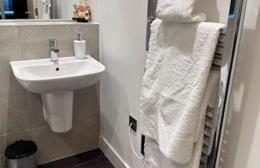 Stunning Flat with Parking Free near Sutton Station - Foto 24