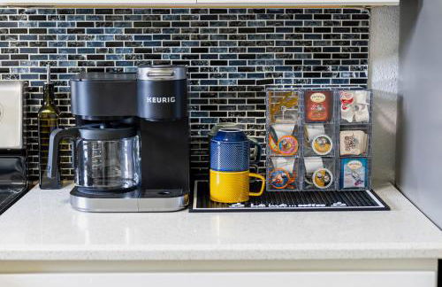 Sparkling Pool Retreat Near Legacy West by Vacation Your Way - Foto 17