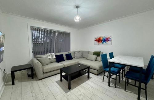 FERRY HOUSE - INVOICE and REDUCED PRICE only via SUNRISE SHORT LETS DUNDEE, 4 Bed House, Great for Contractors, Fully Equipped, Private Parking, Easy Ring Road Access - ASK SUNRISE SHORT LETS - and ONLY 5 Mins to STANNERGATE Ports - Foto 1