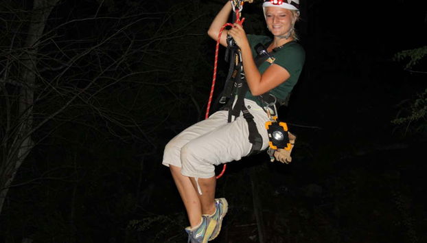 Tirolina bajo la luz de las estrellas