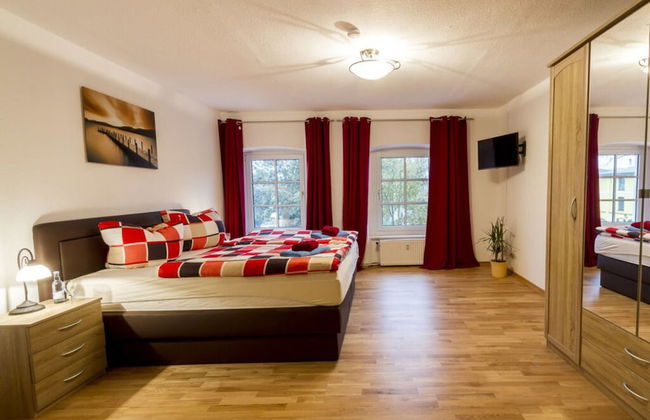 Courtyard View - Manor by the Lake - Photo 3