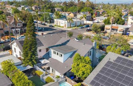 Luxe Backyard Oasis w/ Hot Tub Chic Design South Park Sanctuary - Foto 61