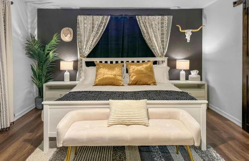 Casa Hosum - 7 mins Downtown Sleeps 9 King Bed Fenced Yard - Foto 1