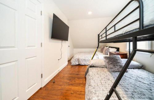 988 - 2 4BR Boston Cozy Getaway near Geneva Cliffs - Foto 18