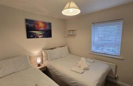 Modern Comfy 3 Bed Home - Free 2 space driveway - Free road parking - Free Netflix - Foto 23