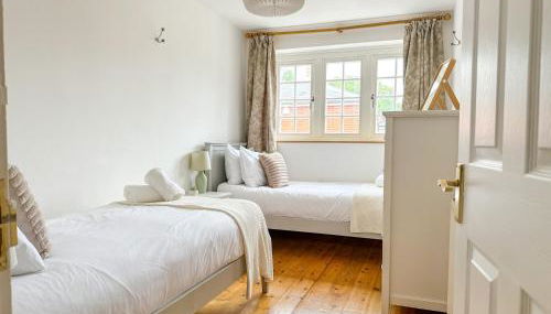 Canterbury Oasis - Modern 2-Bed Home with FREE Parking - Foto 5, wardrobe