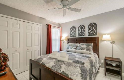 HARRY POTTER LIVES HERE! Unforgettable Home, Pool, Sleeps 8, Near Dis, LOW Rates! - Foto 1