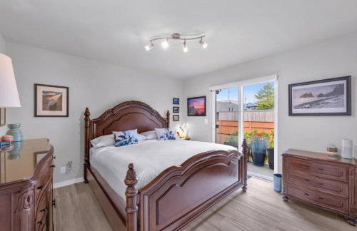 Sunkissed 3BR beach getaway - dog-friendly fenced yard, firepit, glimpse ocean views, near beach access, sleeps 8 - Foto 8