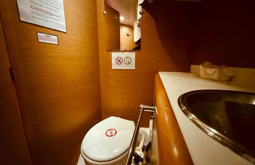 Sleep aboard a modern sailboat in Oeiras - Photo 28