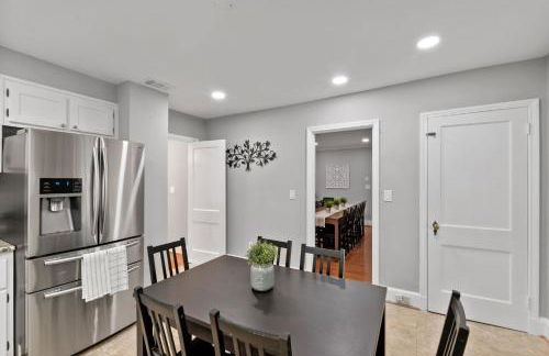 Stately 5BR Historic Retreat - CozySuites - Foto 28