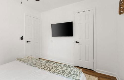 Stylish 2BR Urban Stay Near CAE Pet Friendly - Photo 7