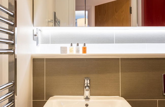 Two Bedroom Flat With Balcony in Central Wimbledon by Underthedoormat - Foto 24