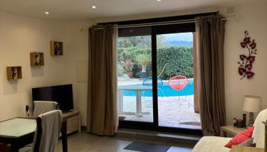 2 pièces dans villa avec piscine parking à 10 mins de Cannes - Foto 3