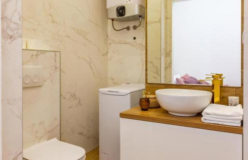 Gorgeous Home In Katuni With Wifi - Foto 45