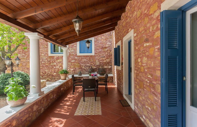 Dine on the Generous Veranda at a Rustic Stone Getaway - Foto 13