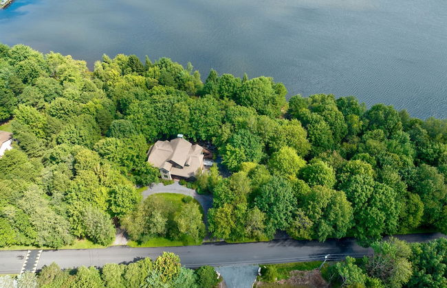 Elk Hollow by Avantstay Lakefront Chalet w Game Room Fire Pit - Photo 53