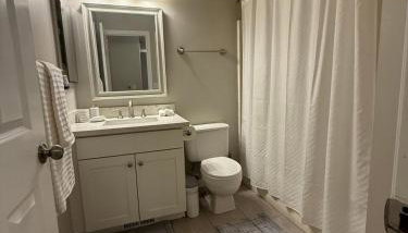 Spacious 5BR Walk to Wild Waves! - Foto 4