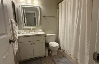 Spacious 5BR Walk to Wild Waves! - Foto 4