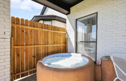 Front Lake Holiday 2BR 1BA Guest Home with Hot Tub - Foto 21