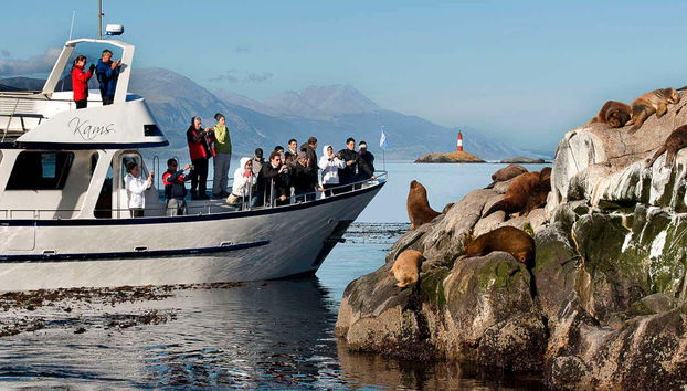 Paseo en yate por el Canal Beagle + Trekking por isla Bridges - Foto 3