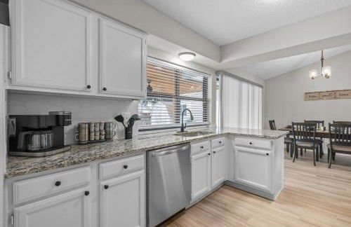 DFW Retreat - Pool, Spa & Minutes to Dallas & Fort Worth - Photo 10