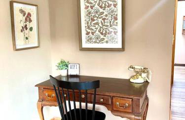 Vintage, Mid-Century Suite above Antique Store - Foto 11