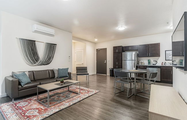 Modern Apartment With Upgraded Amenities Near CSU - Foto 16
