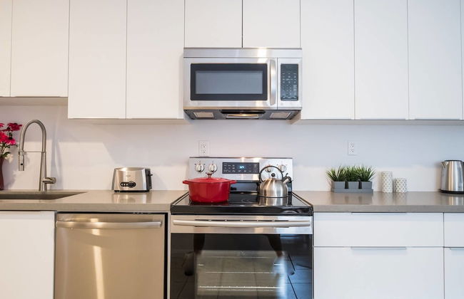 Chic & Central 3-bedroom in Little Italy - Photo 13