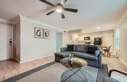 Your Chill 2B Getaway - 10min to DTWN - W/D, Pool, Prkg - Foto 11