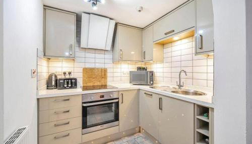 Central 2-Bed, 2-Bath Apartment - Photo 4